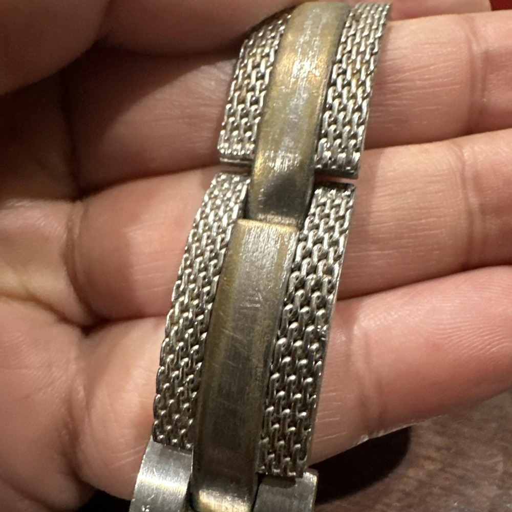 Runs DKNY Women's Silver Toned Bracelet Band Analog Watch Fits Small Wrist 4-5in - Picture 4 of 9
